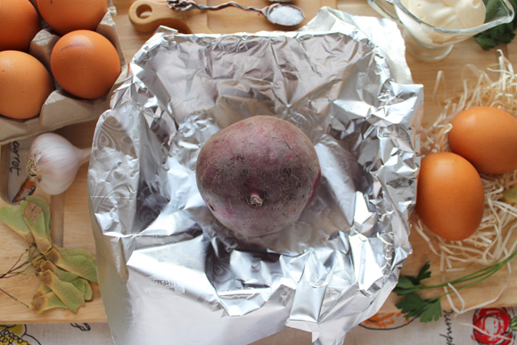 яйца фаршированные свеклой и чесноком рецепт фото 2